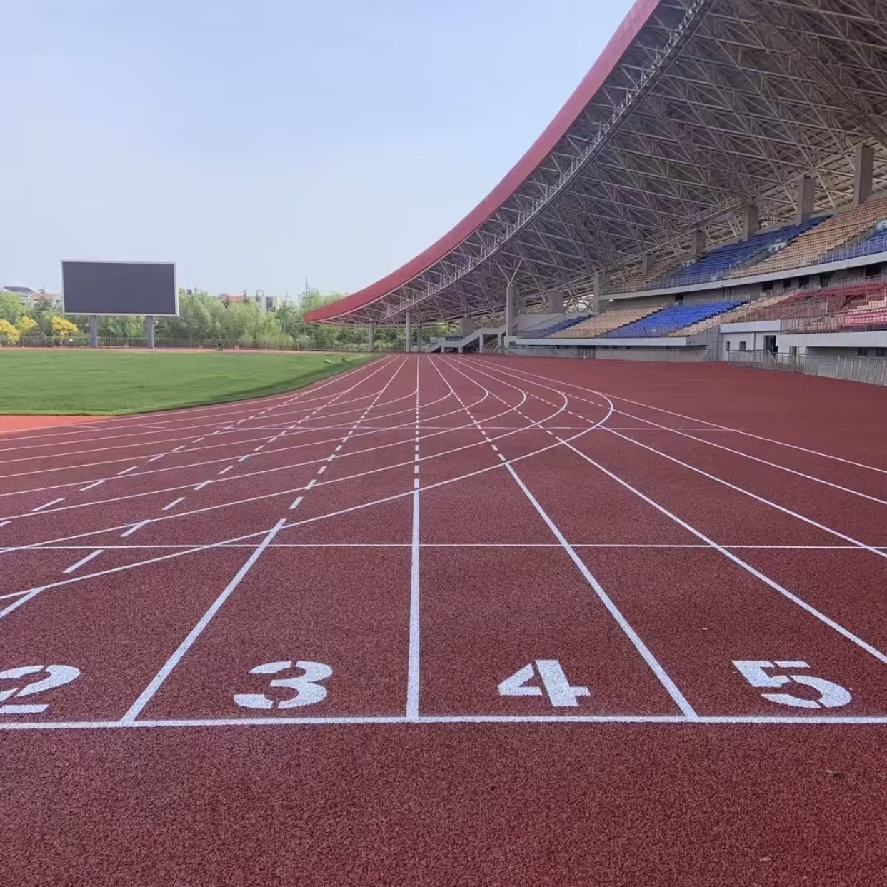 为什么塑胶跑道施工会脱层?