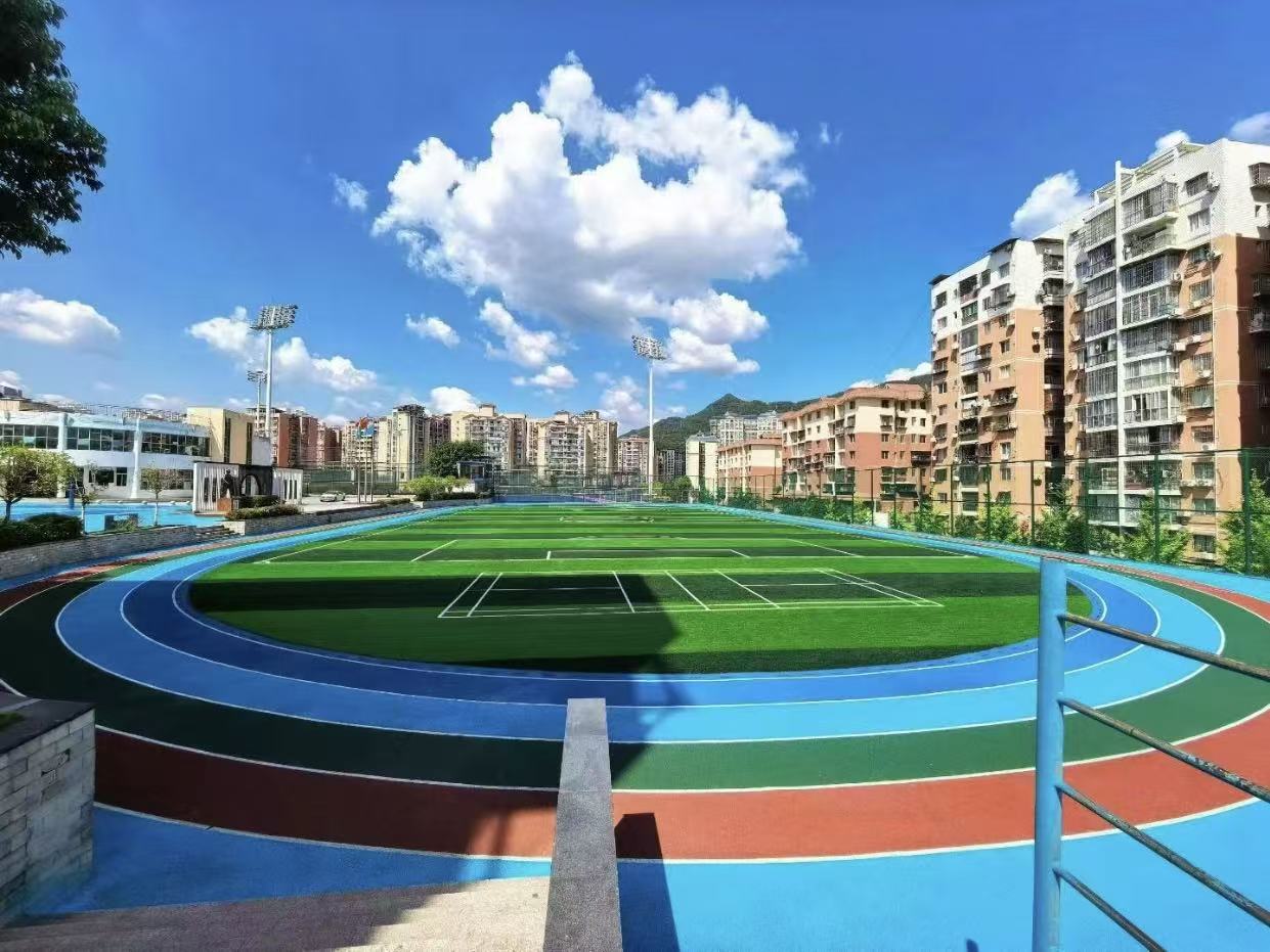 学校操场跑道用什么材料？